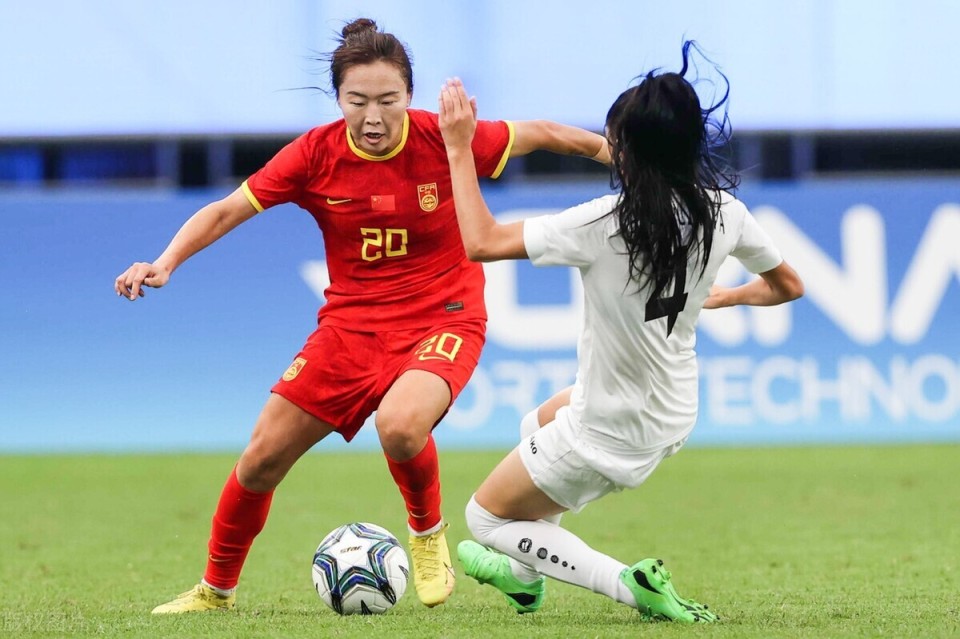 女足比赛球队举行球迷见面会，与球迷互动交流的简单介绍